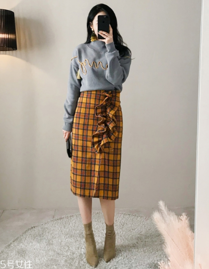 格子裙搭配什么上衣？俏皮少女范兒