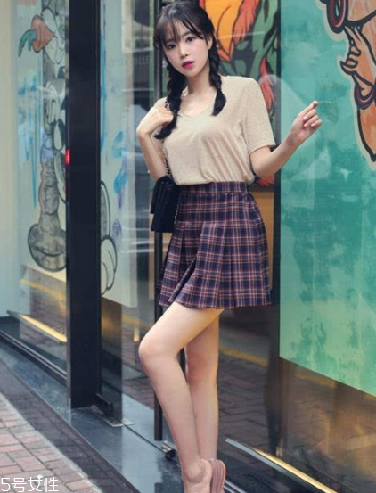 格子裙搭配什么上衣？俏皮少女范兒