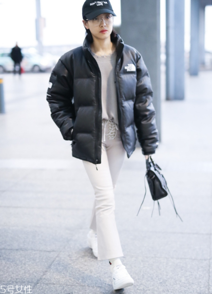 白褲子怎么搭配衣服好看？跟著明星學(xué)穿搭