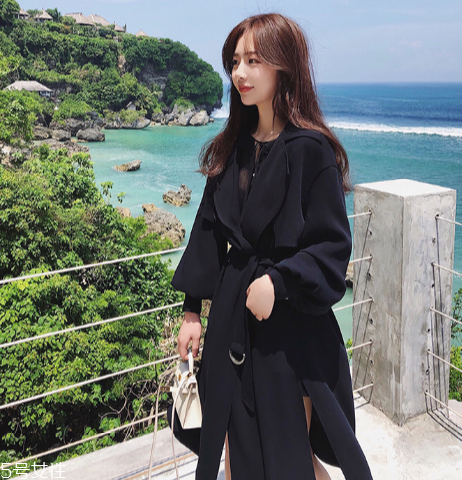 今年流行什么樣的風衣？這幾款少女感十足
