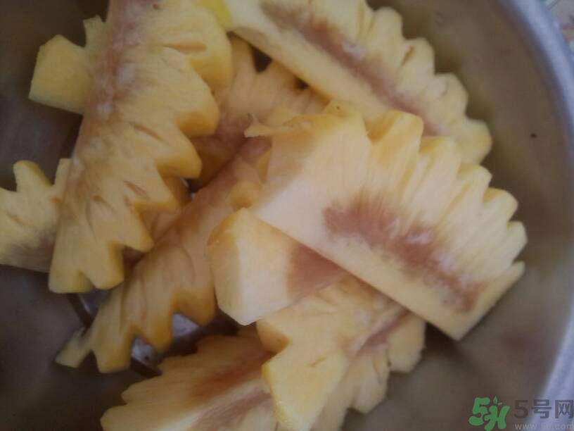 菠蘿里面發(fā)黑能吃嗎？切開(kāi)菠蘿里面是黑色的怎么回事？