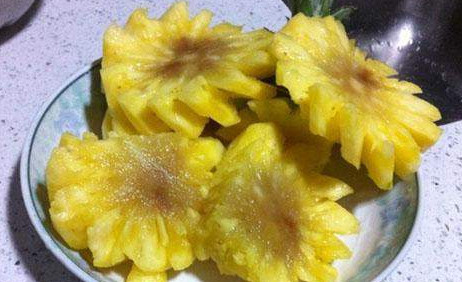 菠蘿里面發(fā)黑能吃嗎？切開(kāi)菠蘿里面是黑色的怎么回事？