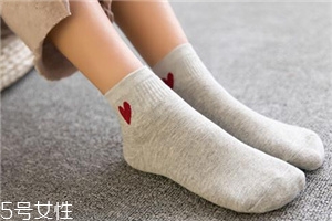 襪子能放在洗衣機(jī)洗嗎？襪子最好手洗
