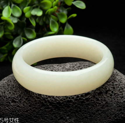 玉手鐲可以戴著睡覺嗎？玉手鐲有助于睡眠