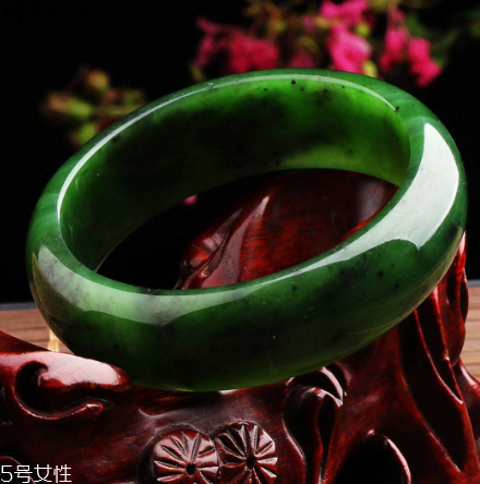 玉手鐲可以戴著睡覺嗎？玉手鐲有助于睡眠