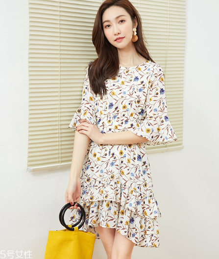 碎花衣服怎么搭配？美上天的秘密武器