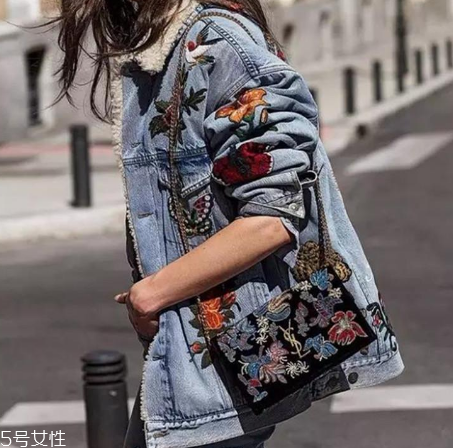 碎花衣服怎么搭配？美上天的秘密武器