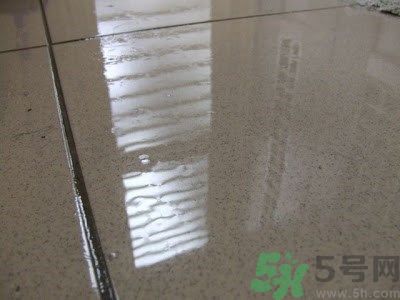家里地板返潮怎么辦？墻上流水是怎么回事？