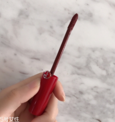 阿瑪尼紅管唇釉200是什么顏色？阿瑪尼紅管200唇部試色