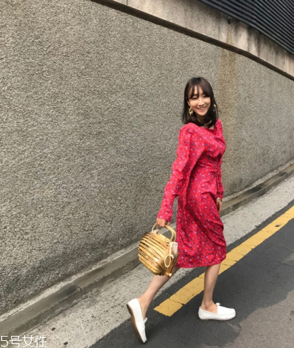 紅色連衣裙配什么鞋子好看？紅色連衣裙搭配鞋子示范