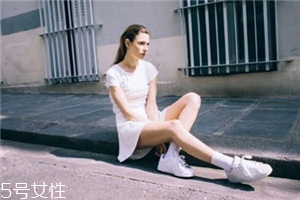 小白鞋磨腳后跟怎么辦？小白鞋磨腳問題輕松解決