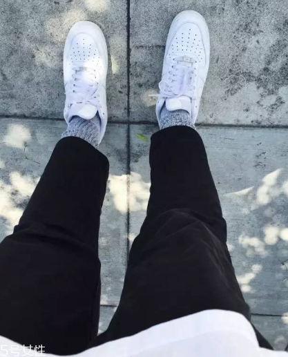 小白鞋上的泥怎么去除？小白鞋上的泥點清洗方法