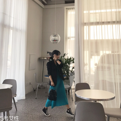 無袖連衣裙怎么搭配外套？無袖連衣裙搭配圖片