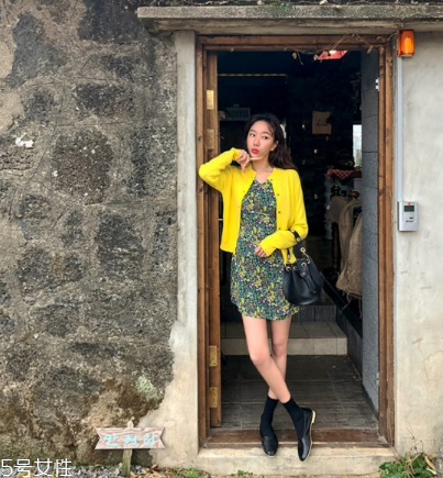 碎花連衣裙配什么外套？碎花連衣裙搭配外套圖片