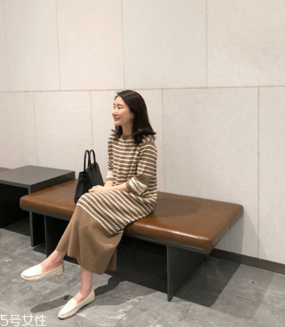 條紋連衣裙配什么鞋子？條紋連衣裙搭配鞋子圖片