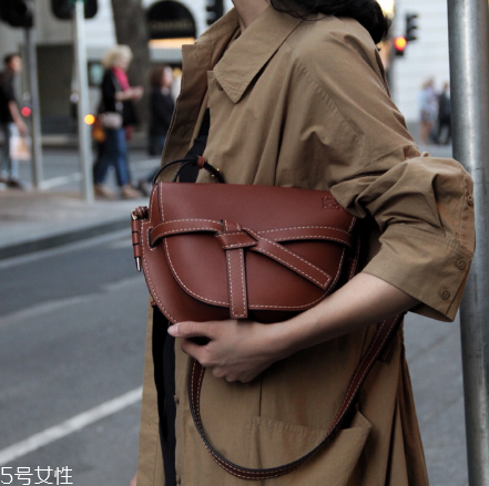 loewe gate bag多少錢(qián)？羅意威18新款馬鞍包價(jià)格