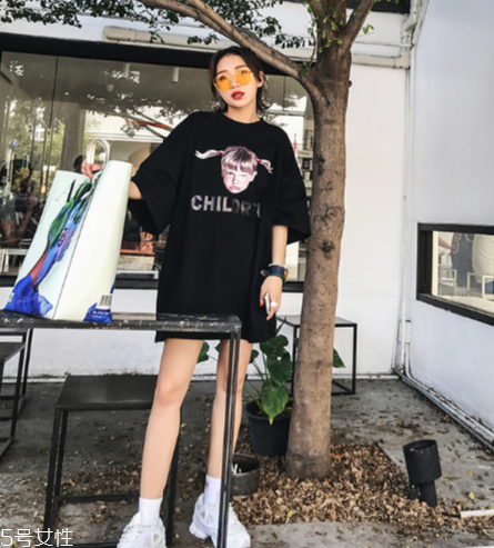 長(zhǎng)款t恤如何搭配？長(zhǎng)款t恤搭配技巧