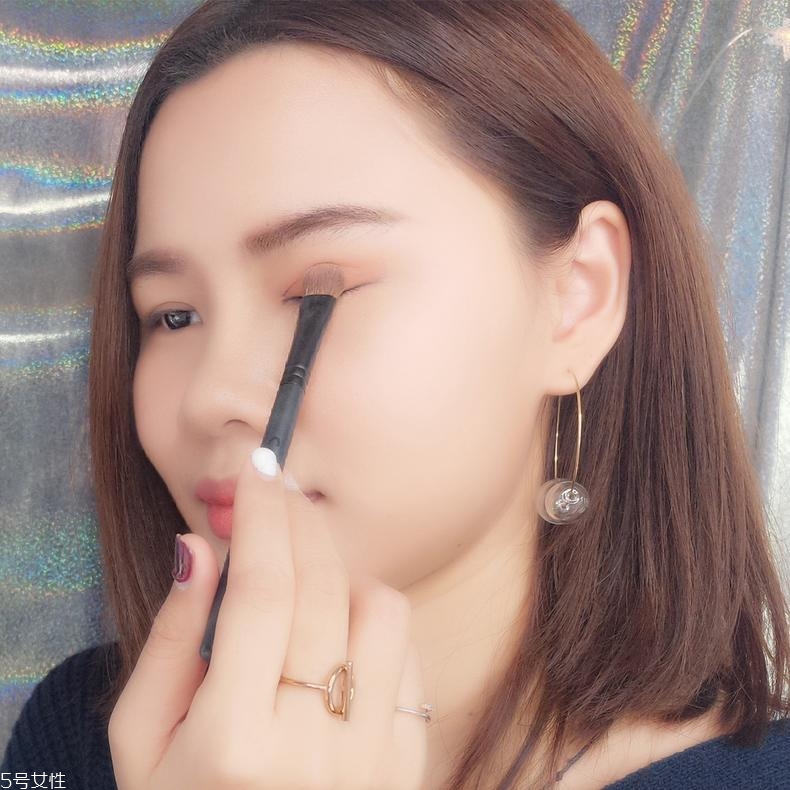 紫棕色眼妝怎么化妝好看 內(nèi)雙也能氣質(zhì)滿(mǎn)滿(mǎn)的妝容