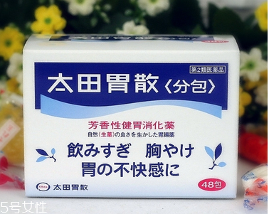 太田胃散的功效 太田胃散治什么?。?></p><h3>胃疼一般在哪個(gè)位置</h3><p>胃位于腹腔左上方，大部分在左季肋部，小部分在上腹部。上與食管下端相連，下與十二指腸球部相連。與食管連接處稱賁門，與十二指腸球部相連稱為幽門。胃從左膈下自左向右橫跨上腹部。胃的形態(tài)、大小和位置的變異，取決于體型、體位、胃壁張力、胃的膨脹度以及鄰近器官有無對(duì)胃的壓迫等。</p><p>當(dāng)胃內(nèi)容物排空時(shí)可能鄰近臟器全部掩蓋，當(dāng)胃充盈時(shí)胃前壁大部分與橫膈相接觸，胃體前壁的一部分與前腹壁直接接觸。胃的活動(dòng)度也很大，其位置隨體位、橫膈運(yùn)動(dòng)、胸腔內(nèi)壓力和腹腔內(nèi)壓力的改變而變化，如深吸氣時(shí)胃可下降數(shù)厘米，腹部壓力增加時(shí)胃的位置可向上移。</p><p>胃可分為4部分：進(jìn)賁門的部分稱賁門部;自賁門平面向左上方膨隆的部分稱胃底，新生兒和小兒的胃底不明顯;胃的中部為胃體;進(jìn)幽門的部分為幽門部(又稱胃竇部)，即由角切跡向胃大彎膨隆處作一連線的右側(cè)為幽門部。幽門部的大彎側(cè)常有一淺溝稱中間溝，借此溝可將幽門部分為左側(cè)的幽門竇和右側(cè)的幽門管，幽門管長約2～3厘米，終止于幽門。此處，臨床上尚可應(yīng)用以下一些解剖標(biāo)志：胃靠近前腹壁的一面稱胃前壁，相對(duì)的稱胃后壁，胃前壁和胃后壁相連的上緣稱胃小彎，下緣稱胃大彎，胃小彎在離幽門2.5～3厘米處，有一凹入痕跡稱胃角或胃角切跡。</p><p>胃痛都是中上腹痛.胃在左肋的的下面一點(diǎn)點(diǎn),也就是在心臟的下面,不過,胃病的種類比較多,表現(xiàn)的癥狀也不相同,一般常見的胃痛一般是胃炎或者胃潰瘍引起的,而且,胃潰瘍一般伴有反酸的現(xiàn)象.痛的時(shí)候是左腹部痛,如果嚴(yán)重的話,可能左右都會(huì)痛的。</p><p style=