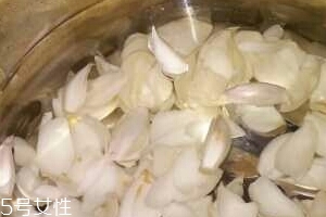新鮮百合能泡水喝嗎？新鮮百合泡水好嗎？