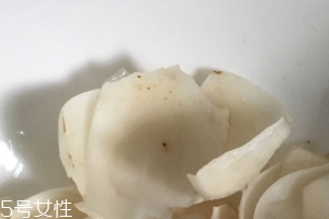 新鮮百合可以燉雞嗎？新鮮百合燉雞好吃嗎？