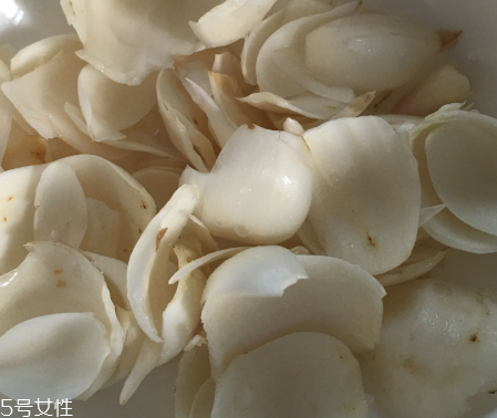新鮮百合可以燉雞嗎？新鮮百合燉雞好吃嗎？
