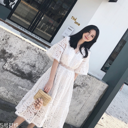 白色連衣裙怎么搭配？白色連衣裙搭配技巧