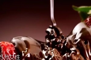 巧克力糖漿怎么做？巧克力糖漿可以做什么？