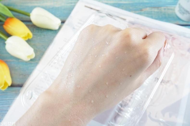 雅詩蘭黛晶透沁白防曬搖搖乳成膜快嗎？適合油痘皮嗎？
