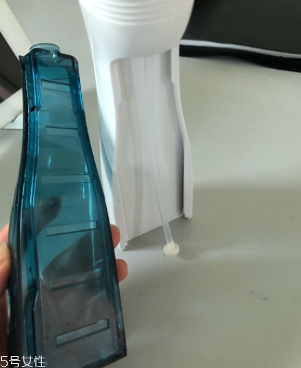 沖牙器和牙線哪個(gè)好？沖牙器和牙線的優(yōu)缺點(diǎn)