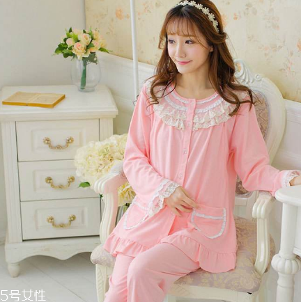 睡衣里面要穿內(nèi)衣嗎？睡衣里面穿不穿內(nèi)衣