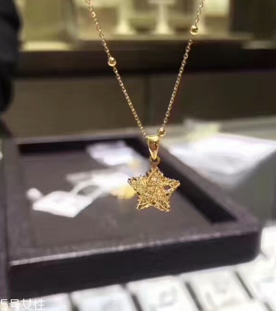 項(xiàng)鏈?zhǔn)屈S金還是k金好？項(xiàng)鏈選黃金還是k金
