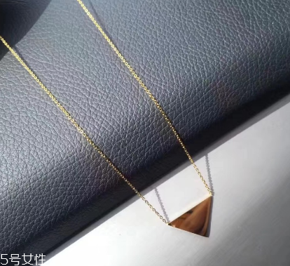 項(xiàng)鏈可以戴著睡覺嗎？項(xiàng)鏈睡覺戴好不好