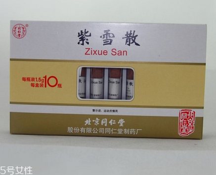 紫雪散的功效與作用 紫雪散治什么?。?></p><h3>上火吃什么好</h3><p>1、苦味食譜：苦味食物含有的生物堿具有消暑清熱、促進血液循環(huán)作用，是“內(nèi)火”的天敵，能有效對付體內(nèi)和心臟的“火勢”。</p><p>菜品推薦：把苦瓜洗干凈，放點鹽和香油涼拌便可以吃，這不會破壞苦瓜本身的營養(yǎng)成分，也可以將苦瓜切成片泡茶或榨汁來喝，且飲用生苦瓜汁能使身體迅速吸收大量的苦瓜有效成分。還可以把新鮮芹菜葉加水煎煮取汁，或用鮮芹菜以開水燙過后榨汁，食后同樣能清熱解暑。</p><p>2、清淡食譜：炎炎夏日，常常會出現(xiàn)胃口不好，消化功能降低，所以夏天應(yīng)選擇清淡滋陰效果的食品。新鮮蔬果天生具有消暑和降溫的作用，如西瓜、黃瓜、番茄、草莓、豆類及豆制品，還有一些果汁。此外，也可以進食一些“解暑藥粥”，如綠豆粥、荷葉粥等。</p><p>特別粥飲：草莓綠豆粥不僅色澤鮮艷，香甜可口，而且清淡祛火。用適量綠豆，挑去雜質(zhì)，淘洗干凈，用清水浸泡四小時;選取適量草莓，摘洗干凈，將糯米淘洗干凈，與泡好的綠豆一并放入鍋內(nèi)，加入適量清水，用旺火燒沸后，轉(zhuǎn)微火煮至米粒開花，綠豆酥爛，加入草莓，白糖攪勻，稍煮一會即成。</p>		</div>
<div align=