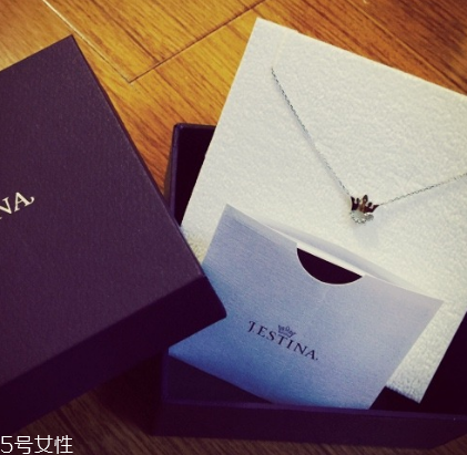 項(xiàng)鏈戴久了會(huì)變黑嗎？項(xiàng)鏈時(shí)間長(zhǎng)了會(huì)變黑嗎