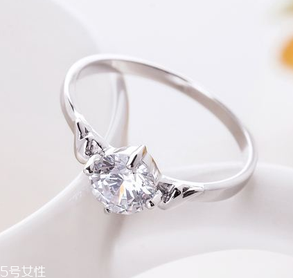 戒指會(huì)越戴越松嗎？戒指會(huì)不會(huì)越戴越大？