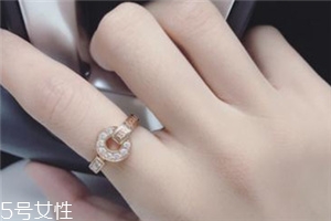 戒指和手鏈戴一只手嗎？戒指和手鏈能戴一邊嗎