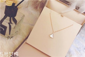 寶格麗扇子項(xiàng)鏈?zhǔn)鞘裁床馁|(zhì)？寶格麗小扇子項(xiàng)鏈材質(zhì)