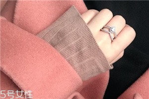 戒指戴小指是什么意思？戒指戴小指代表什么含義
