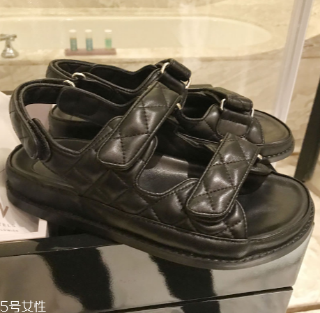 今年流行什么樣的涼鞋？今年流行的涼鞋款式推薦