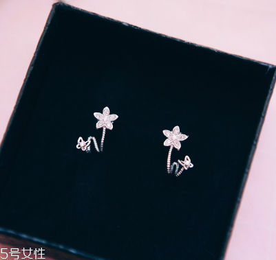 耳釘可以用鹽水消毒嗎？耳釘用鹽水消毒有用嗎