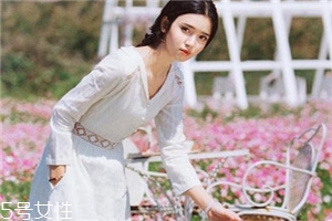 小白裙怎么搭配？小白裙搭配技巧