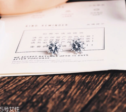 耳釘對(duì)耳唇有什么危害？耳釘對(duì)耳朵有哪些害處？
