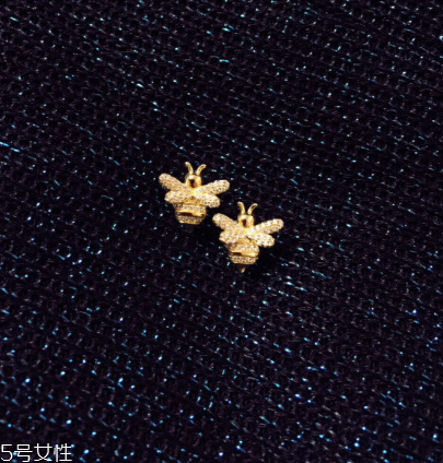 耳釘有血跡怎么清洗？耳釘上的血跡用什么洗？