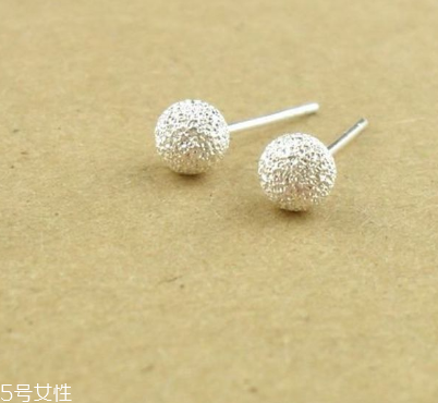耳釘一定要打耳洞嗎？耳釘要有耳洞嗎？