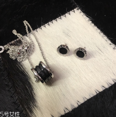耳釘上有綠東西是什么？耳釘變綠了怎么清洗？
