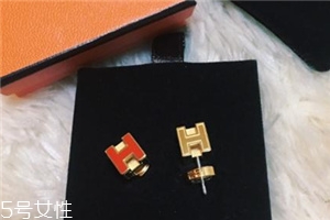 耳釘上有綠東西是什么？耳釘變綠了怎么清洗？