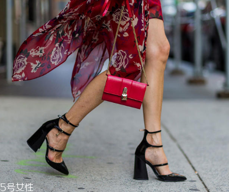 復(fù)古風(fēng)衣服配什么鞋子？復(fù)古風(fēng)搭配什么鞋子好看？