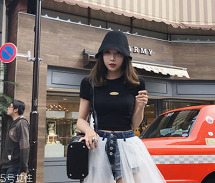 今年夏天流行什么露臍裝？今夏最火的露臍裝搭配
