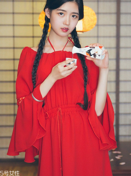 大紅色連衣裙怎么搭配？大紅色連衣裙搭配技巧